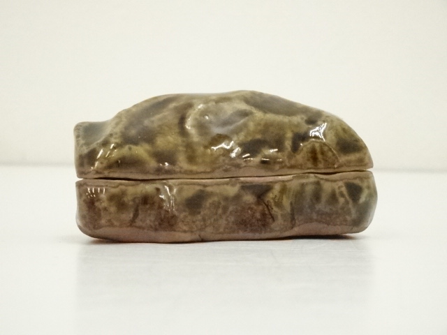  高取焼　亀井味楽造　牛香合（共箱）